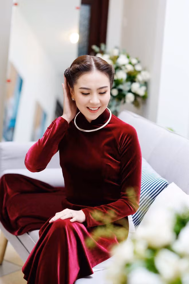 Nhìn tưởng đơn giản nhưng chiếc áo dài Mai Ngọc lựa chọn trong lễ ăn hỏi cùng mái tóc vấn giống như phụ nữ thời xưa của Hà Nội mang đến sự sang trọng cho cô nàng.