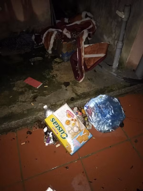 Từ nền nhà cho tới bồn rửa bát, từ trên giường cho đến khu bếp, nhà vệ sinh trong căn phòng của cô nàng hot girl đâu đâu cũng có rác.