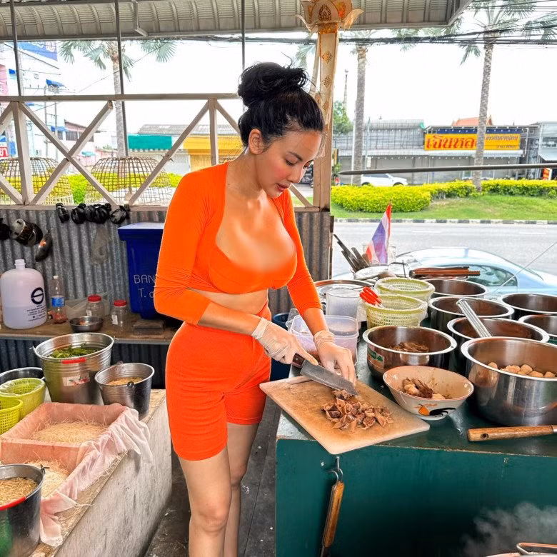 Mới đây, trên trang Sohu đăng tải clip của một cô chủ hàng ăn người Thái Lan, thu hút nhiều lượt xem nhờ gu thời trang nóng bỏng.