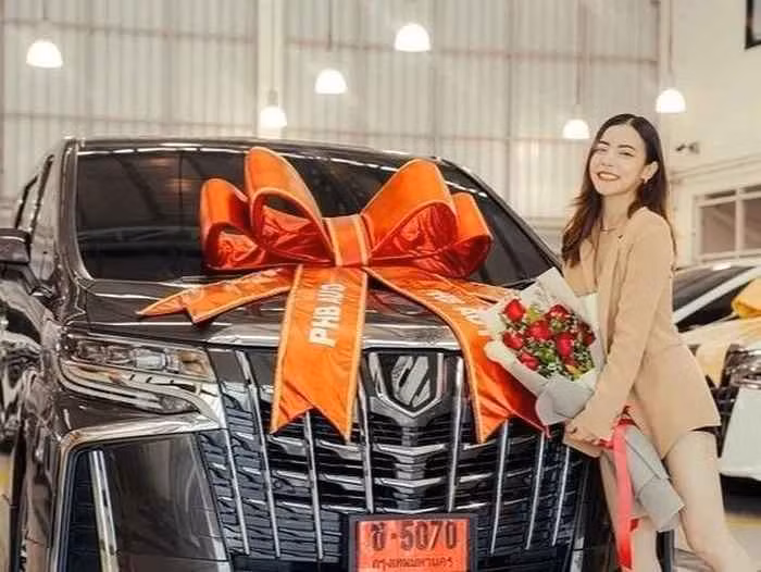 Theo News Unzip, Khongchak từng tham gia sự kiện âm nhạc Kcon Thailand 2019 và làm vũ công phụ họa trong một số bộ phim ngắn.