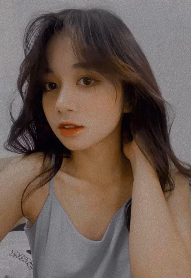 Em út của bộ ba nữ sinh gây bão mạng thời gian qua có tên Lan Hương. Cô bạn này hiện là học sinh lớp 12 trường THPT Yên Lãng, Hà Nội.