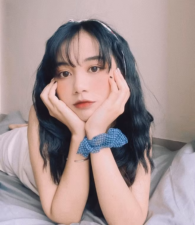 Trước đó, Diệu Anh từng được biết tới nhờ bức ảnh mặc đồ học quân sự vào tháng 5 vừa qua. Cô nàng hiện là sinh viên năm 1 của Học viện Ngân hàng (Hà Nội).