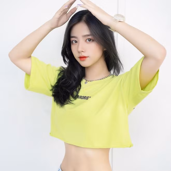 Phan Hằng sở hữu Instagram @cas.naf với lượt theo dõi hơn 200 người. Cô bạn này cũng là gương mặt được diễn đàn trai xinh, gái đẹp của NEU gọi với danh xưng “nữ thần thế hệ mới”.