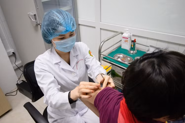 100% người được tiêm đều an toàn, người Việt sắp có vắc xin COVID-19 100% nguoi duoc tiem deu an toan, nguoi Viet sap co vac xin COVID-19