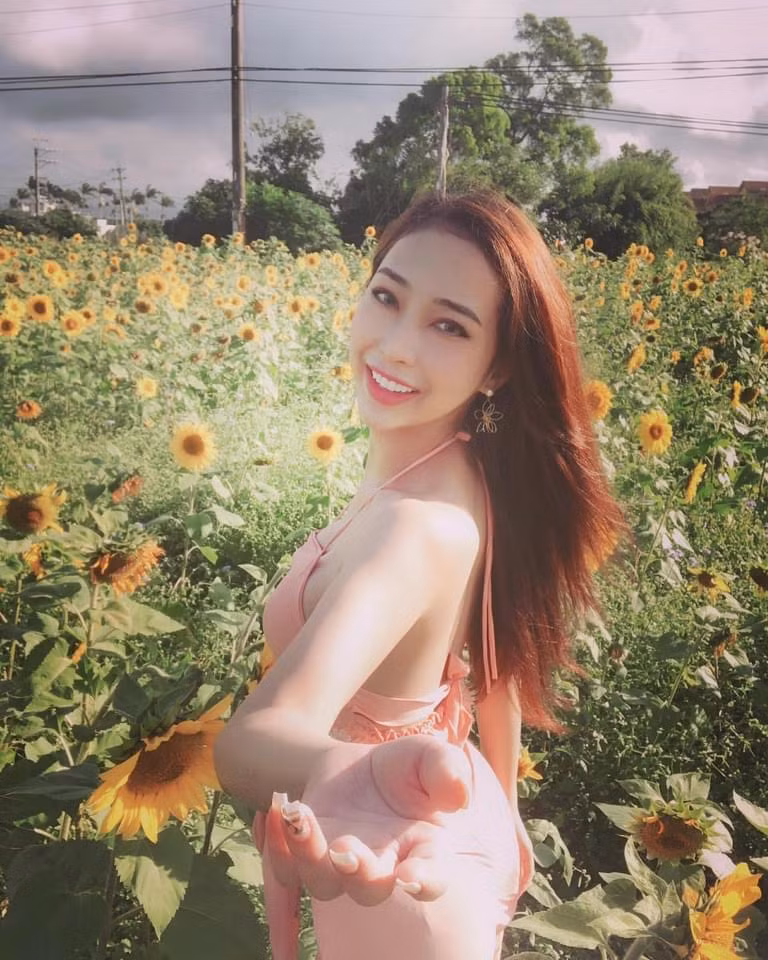 “Với chuyện phẫu thuật chuyển giới thì mỗi người có một cảm xúc khác nhau. Riêng mình, dù đau đớn đến mấy nhưng để được làm con gái, mình sẵn sàng nuốt nước mắt vào trong. Cảm giác lạnh sống lưng khi nằm trên bàn mổ, cảm gác hạnh phúc khi ca phẫu thuật thành công mình đều nhớ rất rõ. Những ngày tập đi đau buốt, những lần vết thương rỉ máu, sưng tấy, những cơn đau tưởng chừng không bao giờ chấm dứt… mình đều vượt qua được. Đó thực sự là cả một hành trình chiến đấu để tìm lại bản thân mình”, Khánh An tâm sự.