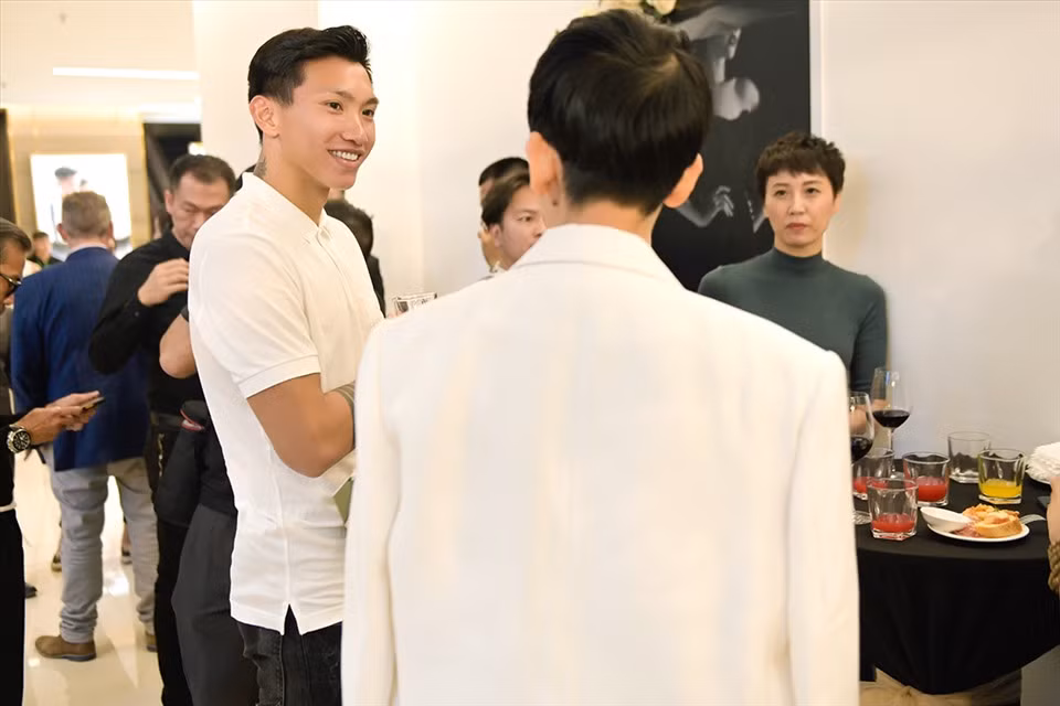 Qua từng biểu hiện với mẹ vợ tương lai, có thể thấy Đoàn Văn Hậu rất biết cách lấy lòng.