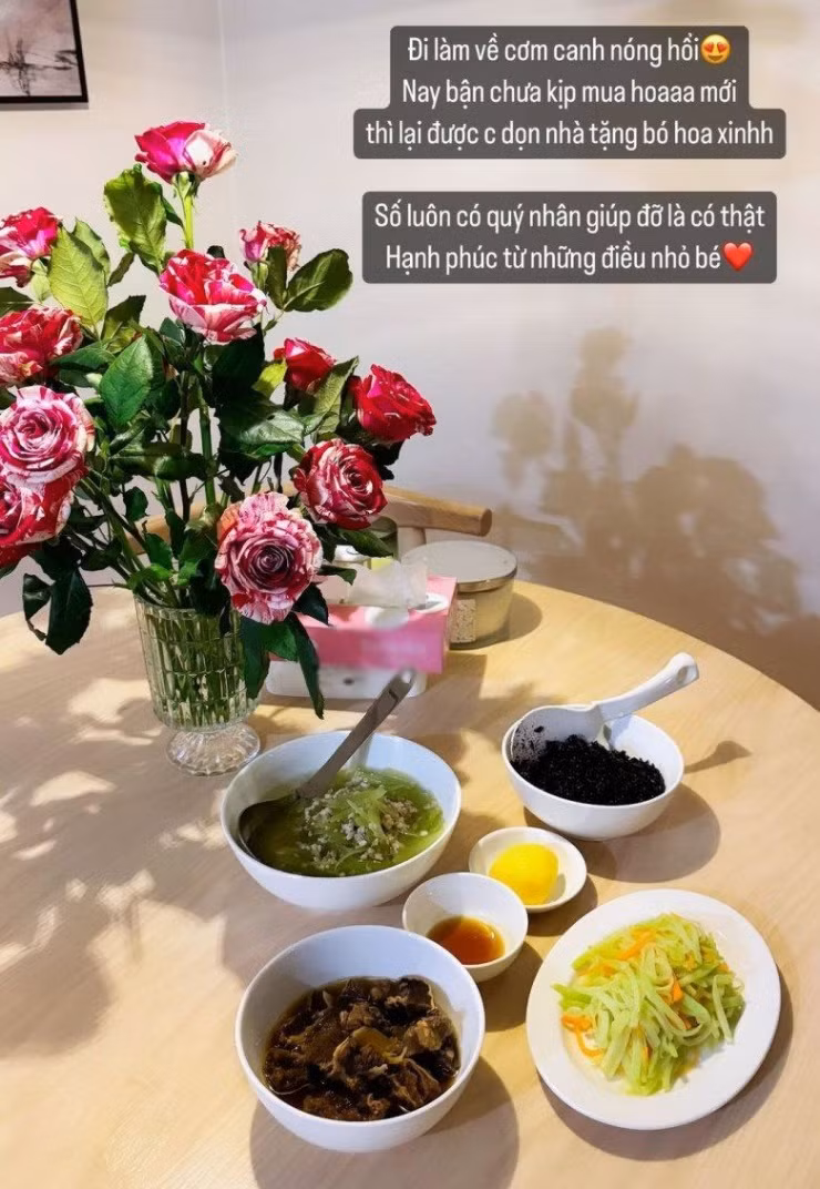 MC Mai Ngọc tự nấu ăn ở nhà, cô đang chế biến món ăn có nguyên liệu vừa tốt cho sức khoẻ, vừa giúp cô nàng giữ dáng và no lâu.