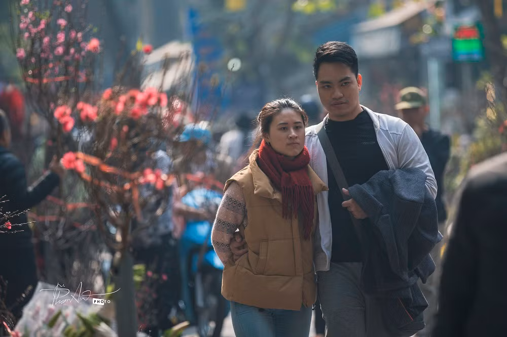 Chợ hoa Tết có nhiều kỉ niệm đặc biệt với tôi. Nhớ ngày còn bé được cùng bố chiều 30 đi mua những cành đào cuối cùng của chợ về là một điều thật khó quên. Tại sao lại mua đào 30 chứ không mua sớm vì gia đình khó khăn phải chờ đến chiều 30 khi họ xả hàng để về rồi mới lên mua. Khi đó, chẳng còn nhiều lựa chọn mà chỉ mua cho có là được". Ông Thắng chia sẻ thêm.