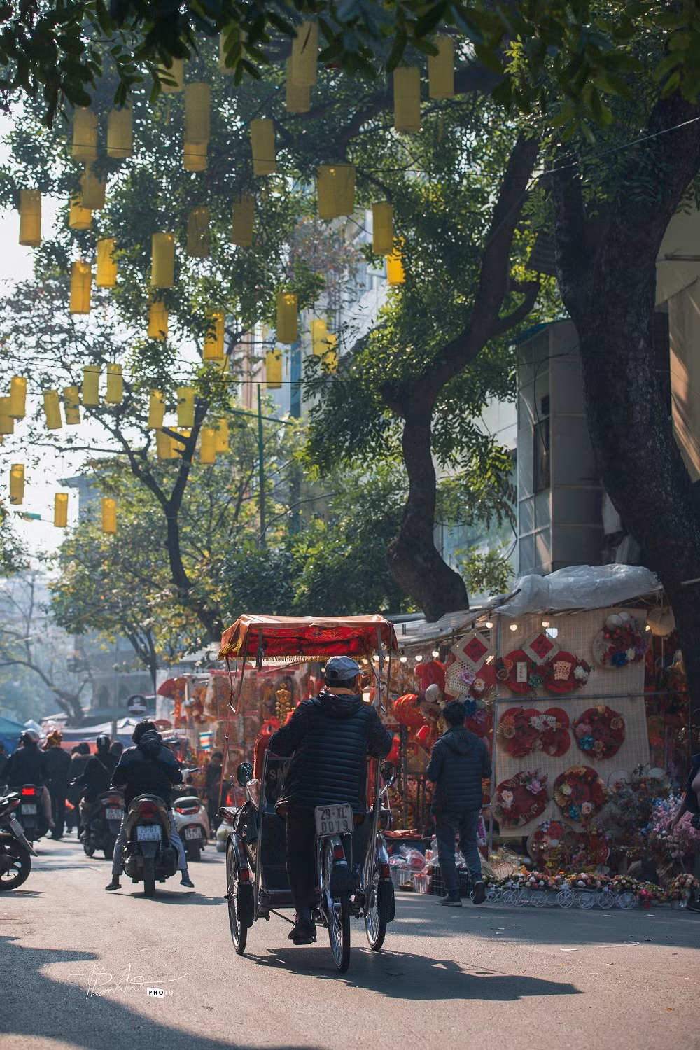 Cứ đến chiều 30 Tết sau khi hoàn thành tất cả việc nhà, tôi lại được bố đèo trên chiếc xe đạp phượng hoàng đi qua từng góc phố của khu phố cổ, hít hà mùi khói của những đám vàng mã được nhiều hộ dân hóa trước khi trở về nhà để ăn bữa cơm Tất niên". Anh Đức Độ nói thêm.