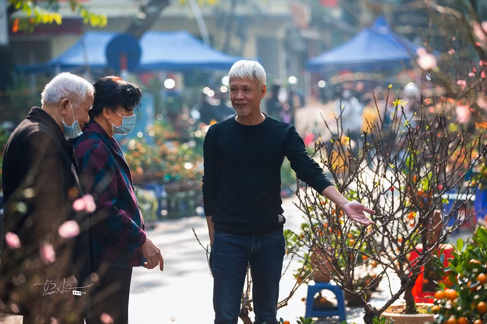 Song hành cùng với PV, ông Thắng (60 tuổi) người sinh ra và lớn lên tại Hà Nội bồi hồi nói về câu chuyện của những cái Tết khó khăn của ngày xưa. Người đan ông trung niên nói: "Tết xưa không đầy đủ như hiện tại. Tất cả mọi thứ đều phải tự làm chứ không đi mua sẵn. Từ những nhân làm bánh chưng, gói bánh quy gai hay từng lạng chè cũng phải tích góp từ vài tháng trước đó...