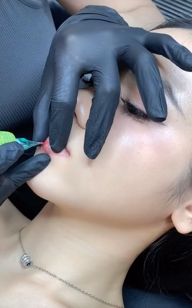 Cùng với đó Bò Chảnh còn tiêm tan mỡ để duy trì vóc dáng và thường xuyên đi spa chăm sóc nhan sắc.