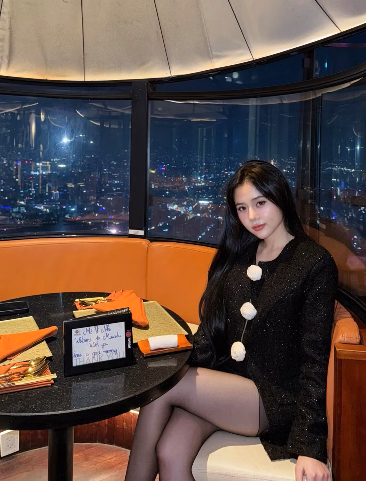 Được biết Bò Chảnh hiện đang là người mẫu ảnh kiêm content creator trên các nền tảng MXH. Nội dung ở các kênh của cô nàng tập trung vào cuộc sống hàng ngày, review ăn uống, điểm du lịch và dịch vụ làm đẹp.