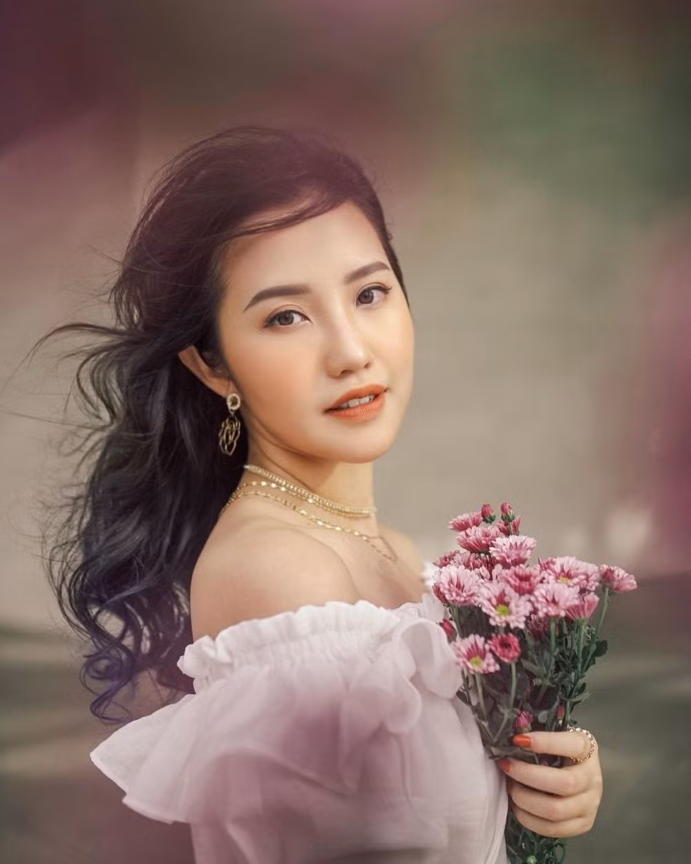 Trong ảnh, ngoài đôi chân bé xíu, dễ thương của Kyle, còn có bức ảnh cận cảnh bàn tay của vợ chồng Phan Thành cùng 2 chiếc nhẫn cưới.