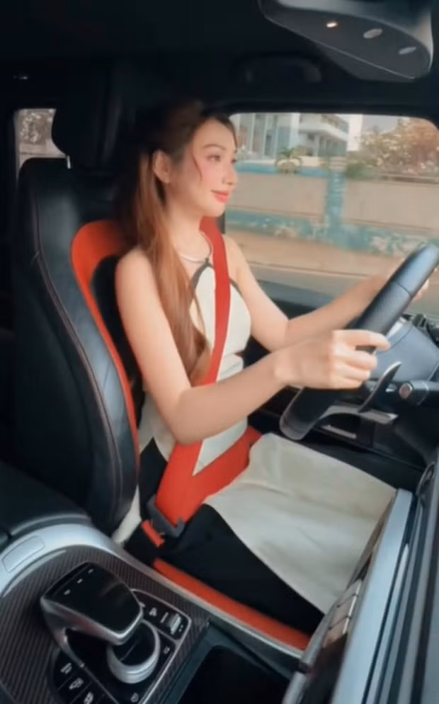Từ áo dài truyền thống, áo dài cách tân đến những bộ trang phục có phần cắt xẻ táo bạo, khoe body của Thanh Mèo đều nhận được lời khen từ netizen. Bởi cô nàng “cân” được mọi phong cách, gương mặt cũng dễ thương, xinh xắn khiến dân mạng đua nhau “nhận vợ”.