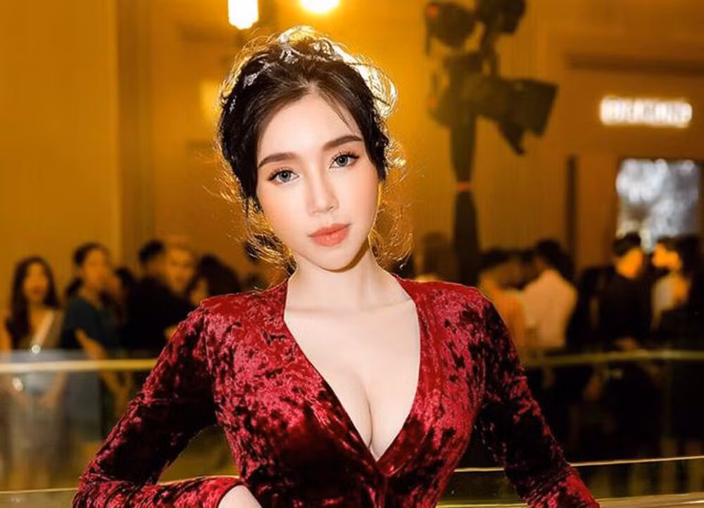 Ngoài phần lớn khán giả "sốc" trước hành động trên, một số ít dân mạng khen ngợi vẻ nóng bỏng của Elly Trần.