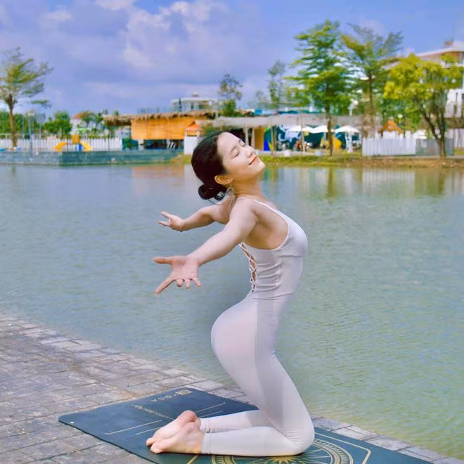 Trong quá khứ, Đầy Võ từng sở hữu vóc dáng thừa cân. Mỡ tập trung vào vùng vai, bụng, bắp tay… khiến thân hình cô mất cân đối.