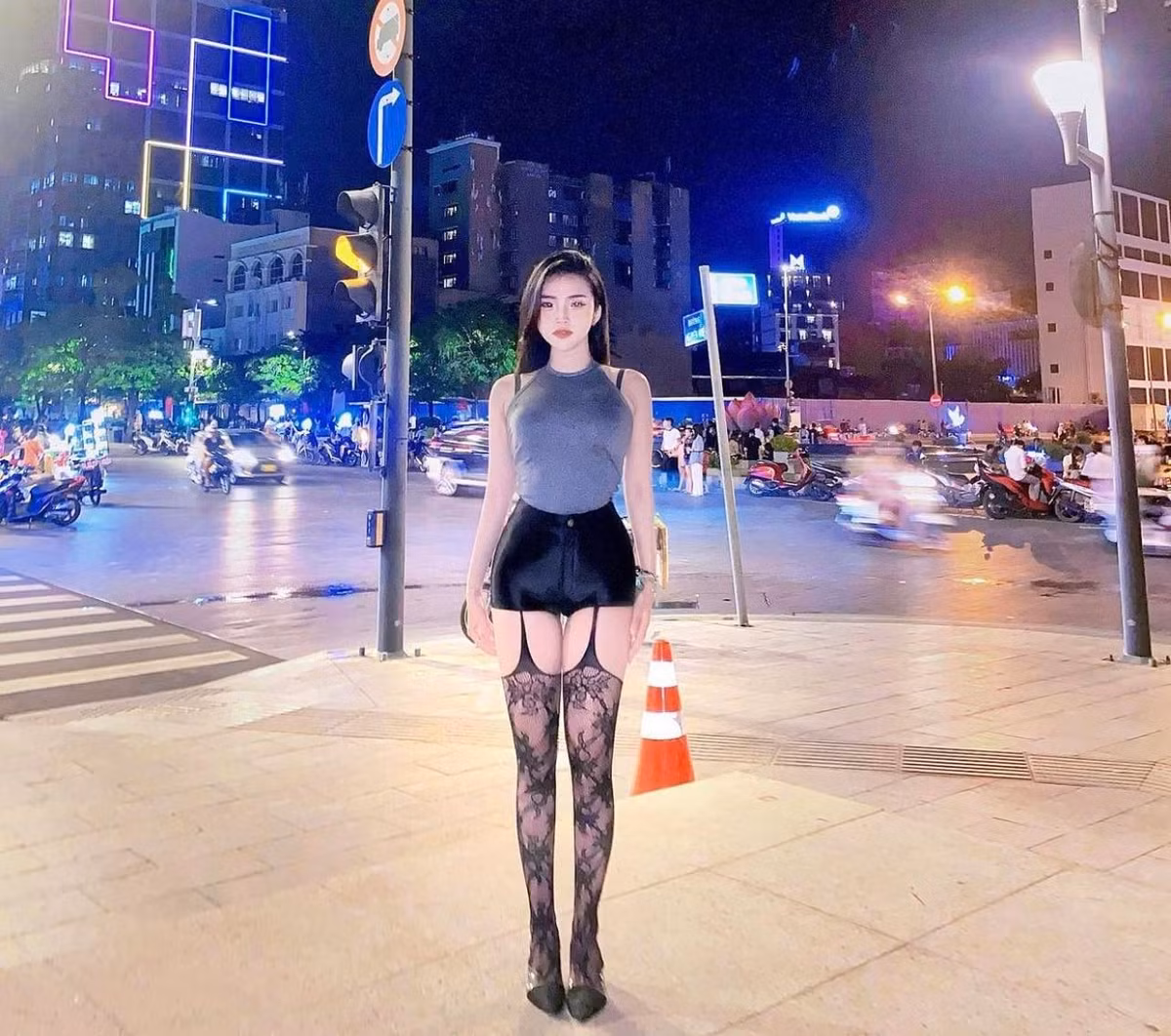 Sự gợi cảm của Bảo Trân nhận về nhiều bình luận khen chê từ cộng đồng mạng. Bởi, có những item gợi cảm quá mức khi tới những địa điểm công cộng.