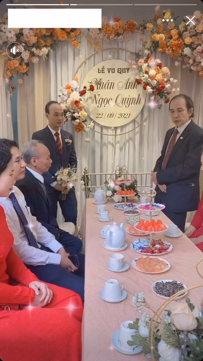 Được biết, ông xã của Xuân Anh tên Ngọc Quỳnh, đã chính thức cầu hôn nữ MC xinh đẹp vào hồi tháng 7.
