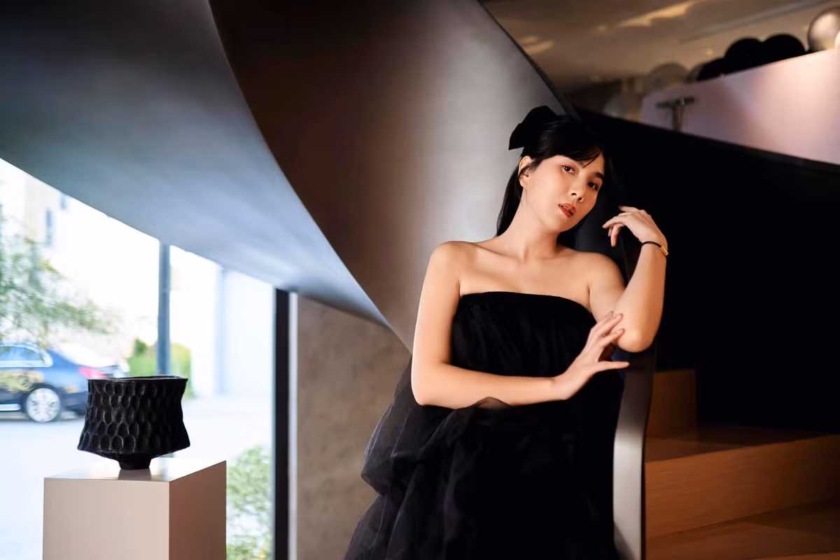 Thời gian gần đây, MC Mai Ngọc ưa chuộng kiểu ăn mặc "kín cổng cao tường" nhưng vẫn khoe khéo được loạt ưu điểm về hình thể.