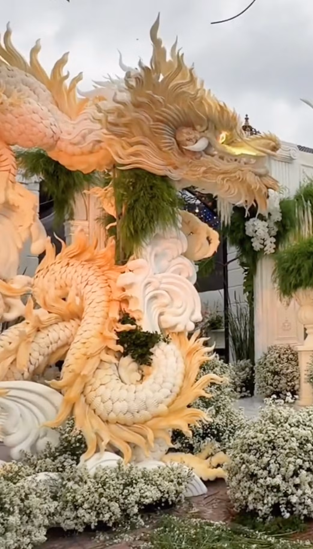 Bên ngoài cổng cưới bạc tỷ này phủ nhiều hoa tươi, decor bắt mắt. Nhìn vào chiếc cổng thôi cũng đủ thấy độ giàu cũng như tính thẩm mỹ cao của chủ nhân đám cưới.