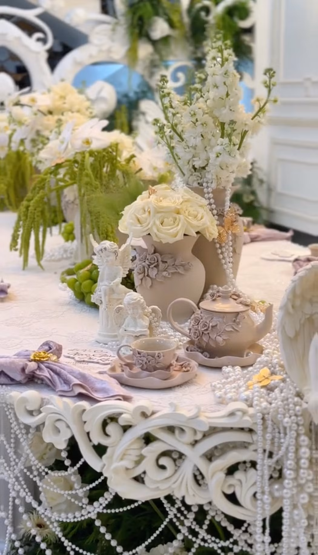 Lâm Lâm xuất thân là NTK thời trang, có mối quan hệ với nhiều sao Việt, sau đó lấn sân sang lĩnh vực decor tiệc cưới hạng sang.