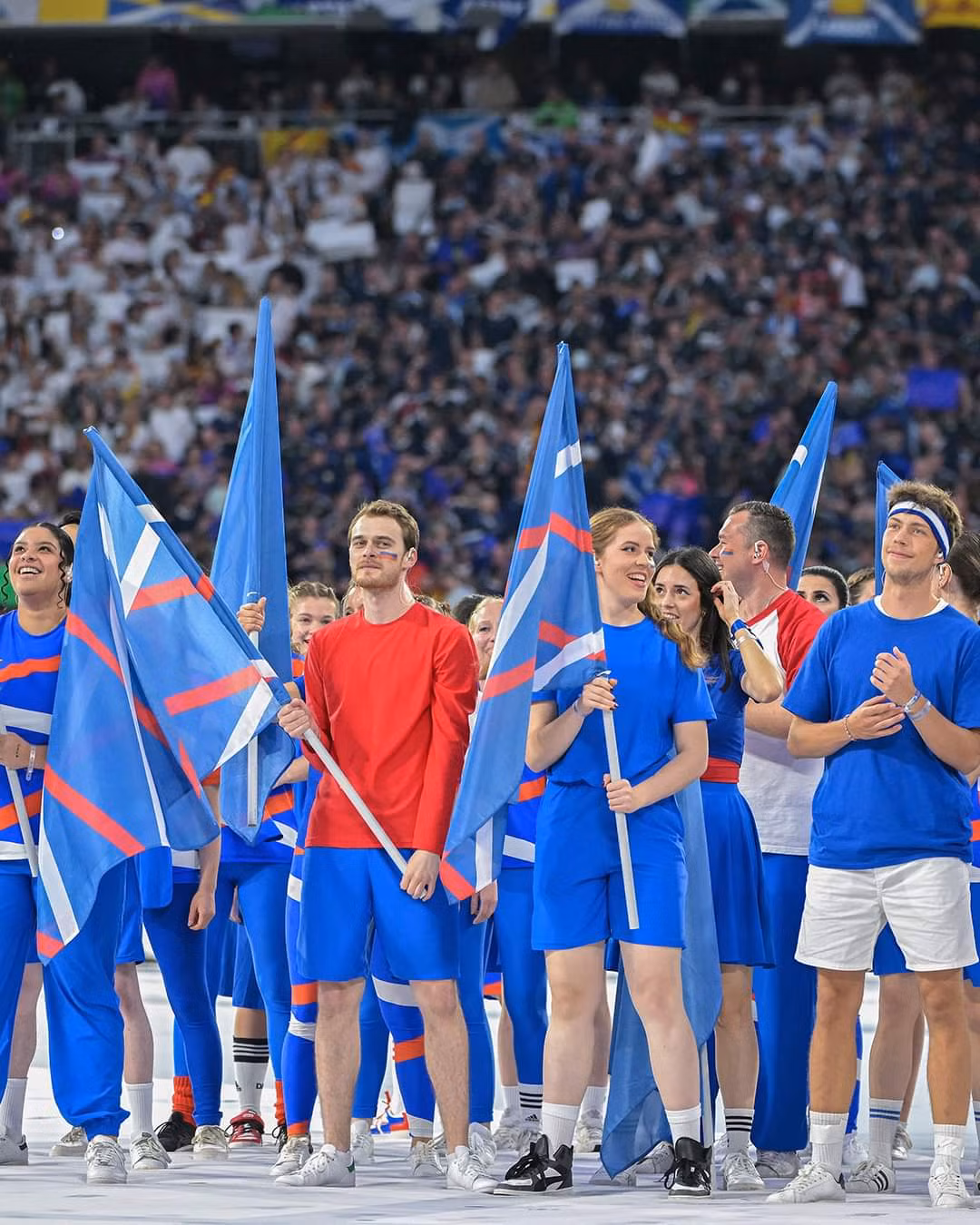 Trong lễ khai mạc EURO 2024, vợ của huyền thoại bóng đá Đức là Beckenbauer - bà Heida - cùng 2 cựu danh thủ Jurgen Klinsmann và Bernhard Dietz sẽ là người mang chiếc cúp vô địch vào sân.