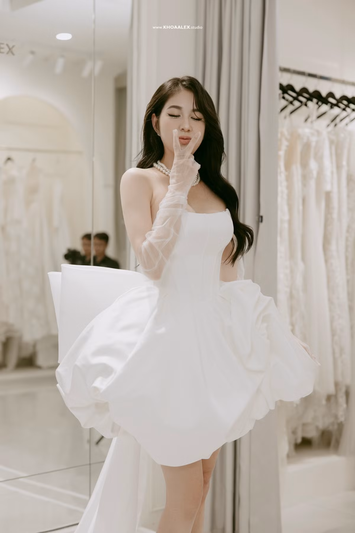 Trong khi Rambo diện chiếc áo vest lịch lãm, phối hợp cùng phụ kiện điểm xuyết tinh tế, tự tin bên cạnh Trân Mèo, người đã chọn một chiếc áo cưới tinh khôi, tôn lên vẻ đẹp dịu dàng, hiện đại và thanh lịch.