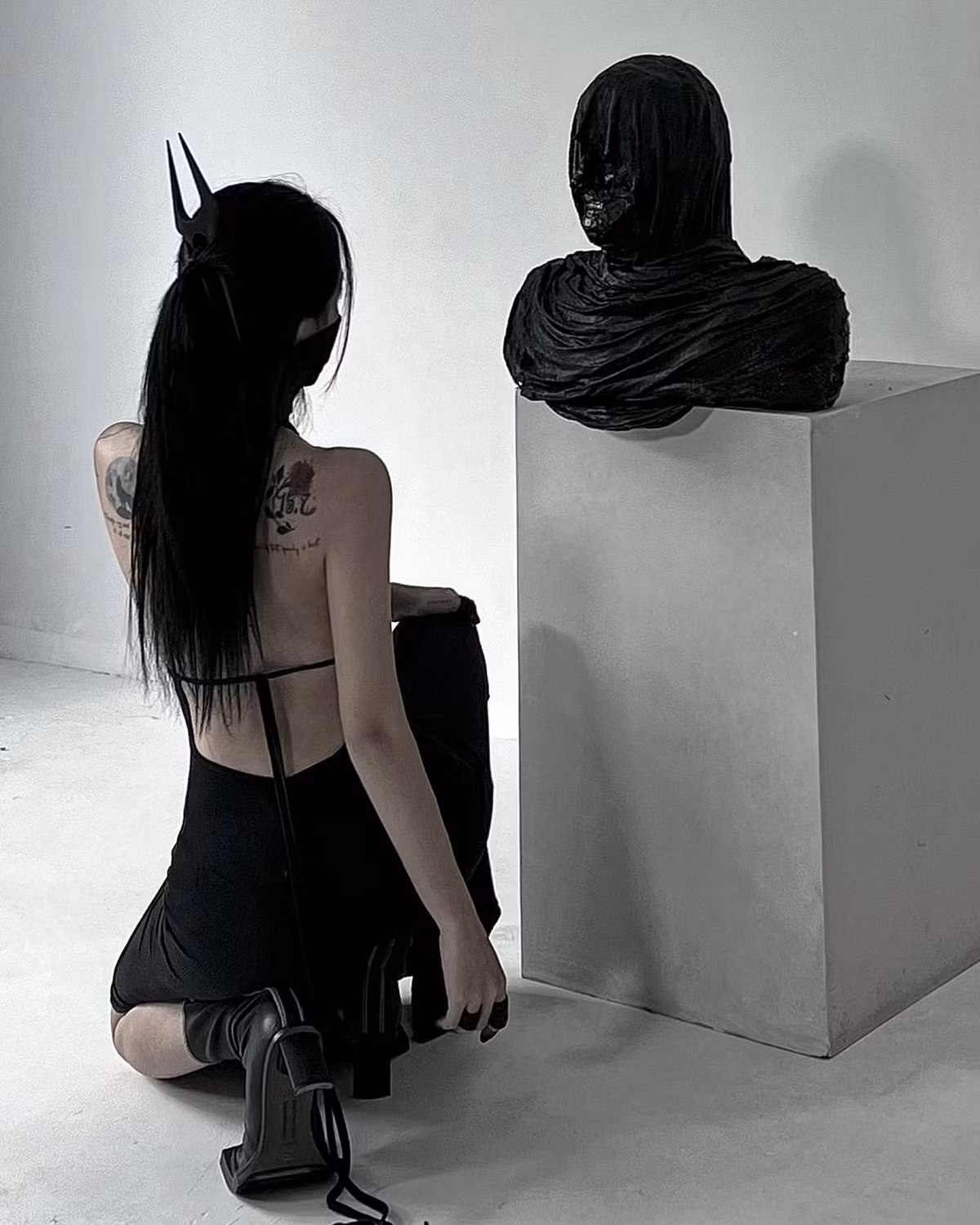 Mặc dù những bộ váy kín đáo nhưng với thiết kế ôm sát giúp tôn trọn thân hình đồng hồ cát của Linh Ngọc Đàm.