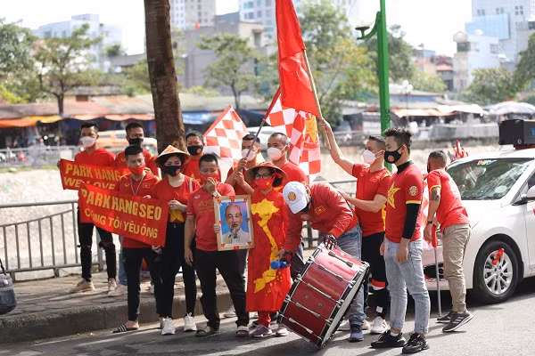 Sau khi thông tin UBND TP. Hà Nội gửi văn bản cho Bộ Văn hóa - Thể thao và Du lịch đồng ý cho người hâm mộ vào sân theo dõi hai trận đấu của các cầu thủ đội tuyển Việt Nam được công bố, nhiều CĐV sung sướng tột độ bởi ngày "đốt cháy" khán đài của họ đã gần đến.