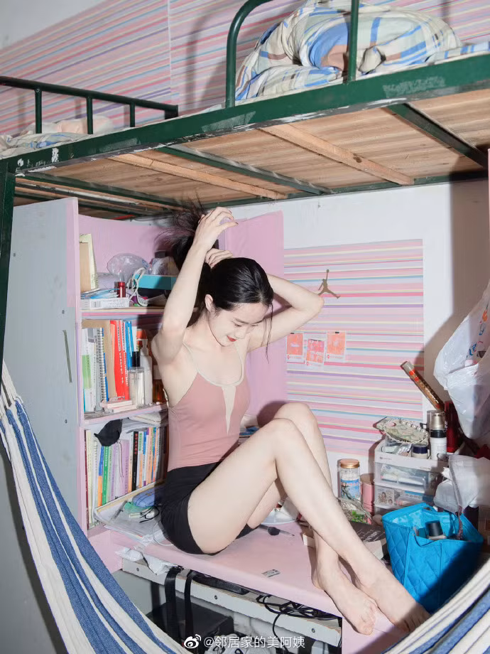 Bên cạnh những ý kiến trái chiều đang nổ ra trên mạng xã hội, một số người vào để lại bình luận khuyên các cô gái: "Việc các bạn mặc những bộ quần áo thoải mái, mỏng manh như vậy trong ký túc xá không sai. Tuy nhiên, những hình ảnh này, đáng lẽ không nên đăng tải trên mạng xã hội. Tôi nghĩ các bạn nên gỡ ảnh xuống để cho bản thân một đường lui".