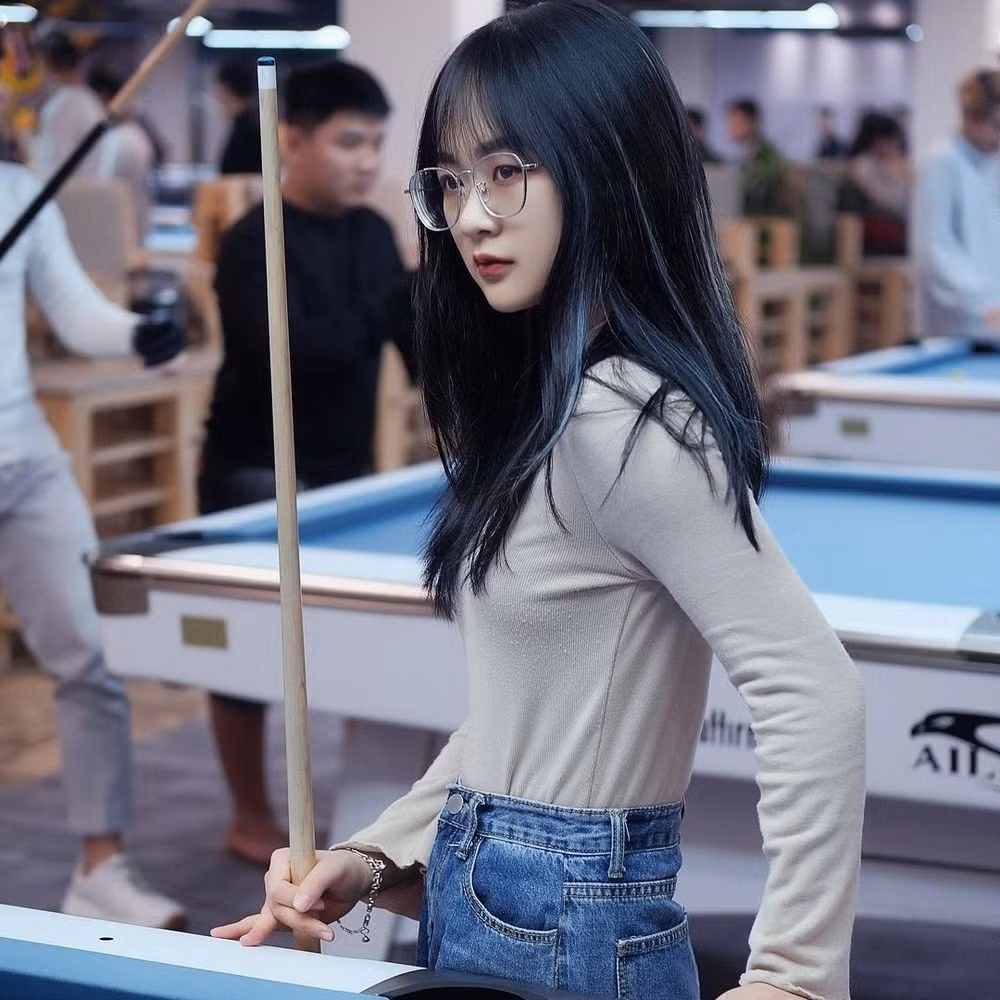 Đối với người chơi hệ đam mê TikTok, cái tên Gấm Kami không còn xa lạ với hàng loạt clip thể hiện tài năng chơi bida. Cũng nhờ vậy mà cô nàng dân tộc Tày này được tôn lên hàng "thánh nữ bida" với ngón nghề điêu luyện.