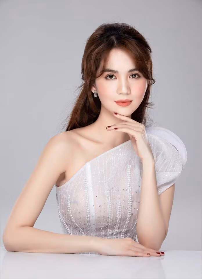 Được biết, Ngọc Trinh đã chuẩn bị khá công phu, nhờ trang phục với kết cấu hai tà váy dài xẻ cao tận hông, cô nàng khoe trọn đôi chân dài miên man nhưng rốt cuộc ý kiến trái chiều cũng nảy sinh vì chất liệu vải lưới dẫn đến việc khoe thân quá nhiều.
