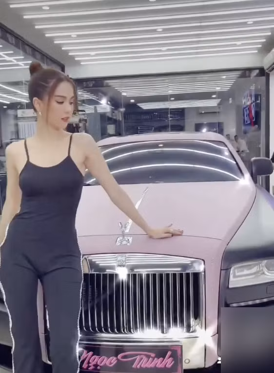 Nhiều người cho rằng Ngọc Trinh ăn mặc quá thiếu vải, trang phục cắt xẻ táo bạo không mang lại cảm giác quyến rũ mà còn hơi kỳ dị, phản cảm.