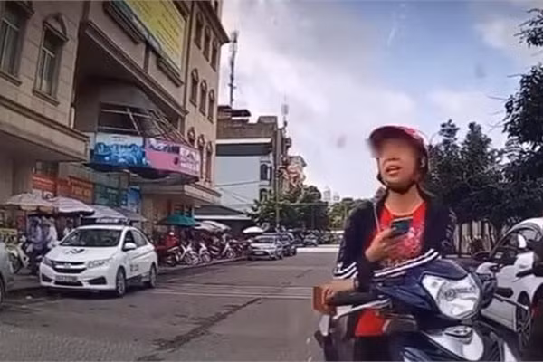 Chắc hẳn nhiều người còn nhớ hình ảnh một người phụ nữ dừng xe giữa đường để gọi điện thoại gây bức xúc cho người đi đường.