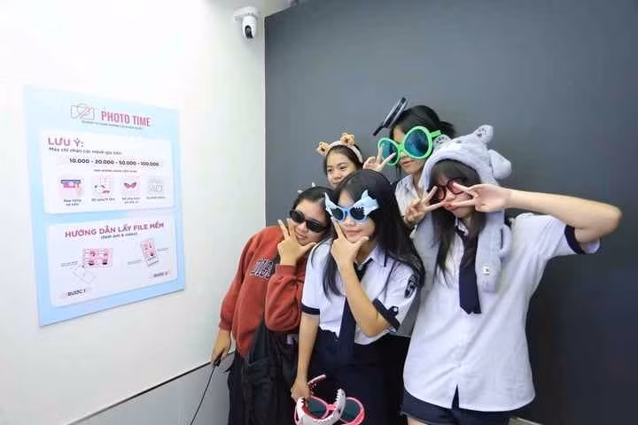 Điểm cộng của những chiếc máy này là khi chụp xong, khách hàng có thể chỉnh sửa ảnh, thêm các hiệu ứng và màu, giúp mỗi bức ảnh nhỏ trở thành một sáng tạo nhỏ, mang đậm phong cách cá nhân. Điều này đặc biệt thu hút gen Z, những người luôn tìm cách thể hiện cái tôi và cá tính độc đáo của mình.
