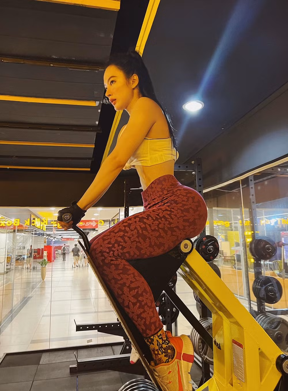 Angela Phương Trinh mặc bộ đồ tập tông hồng với phần áo croptop ôm sát và quần dáng skinny ôm body quen thuộc. Diễn viên Người Mẹ Nhí thậm chí còn vén áo lên cao để khoe triệt để phần bụng "múi nào ra múi đó" của mình.