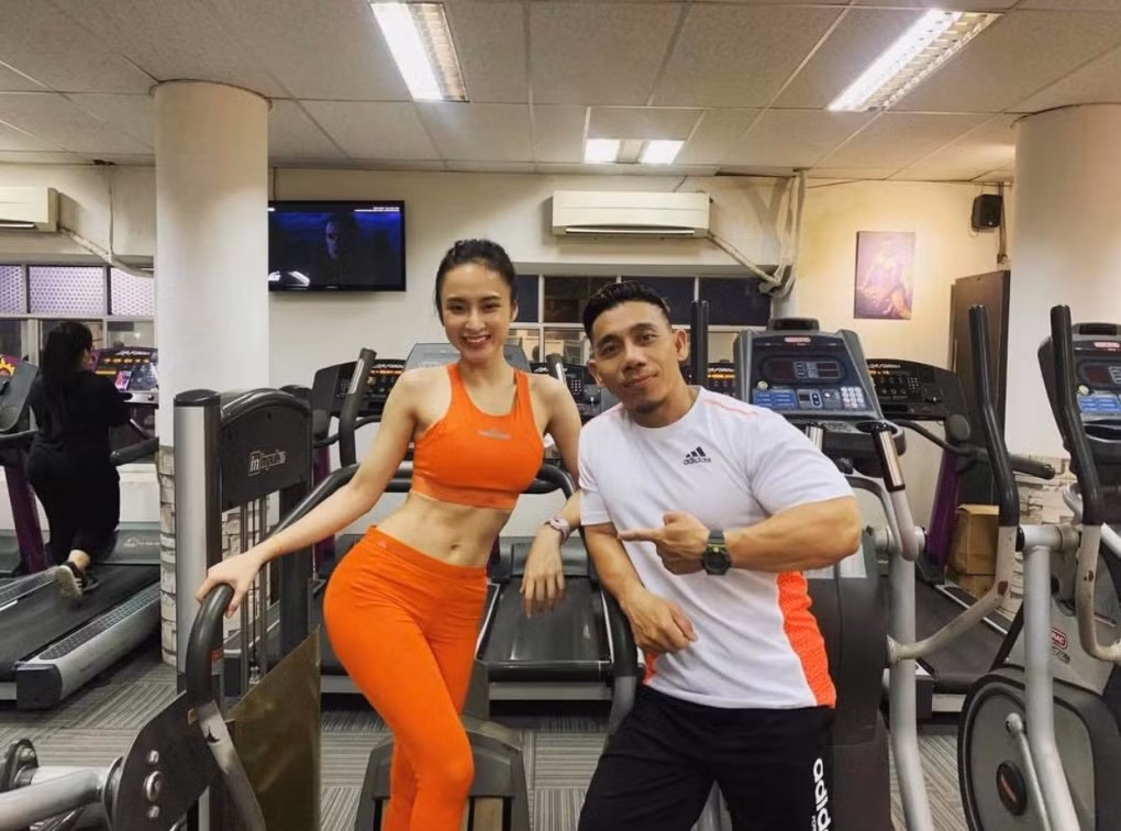 Vài năm trước, Angela Phương Trinh thường xuyên khoe body đến độ nhận nhiều phản ứng trái chiều của người hâm mộ. Cô chuộng những bộ cánh 1 mảnh ôm sát hình thể với phần hông khoét cao, tạo hiệu ứng chân dài miên man.