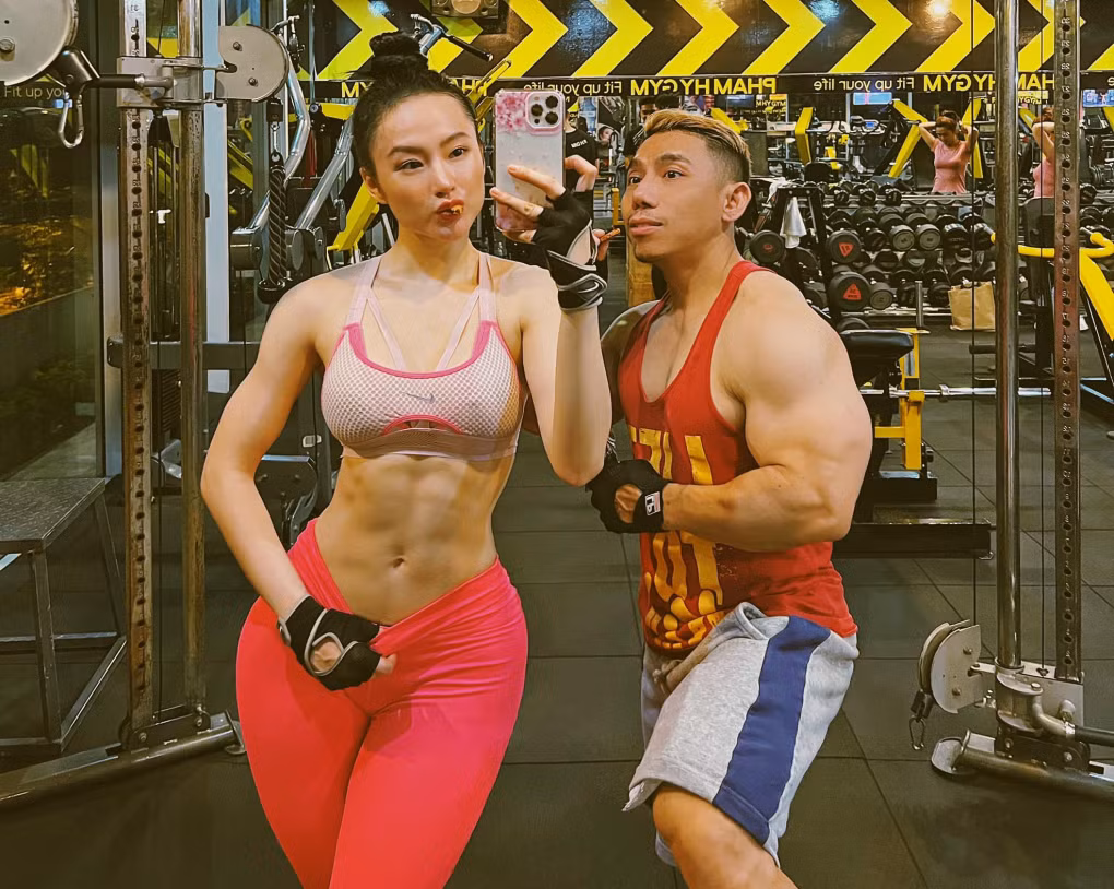 Cũng nhờ "hậu kỳ bóp ảnh" này mà vòng eo của Angela Phương Trinh trở nên thon gọn và phần hông cũng tròn trịa đáng nể.