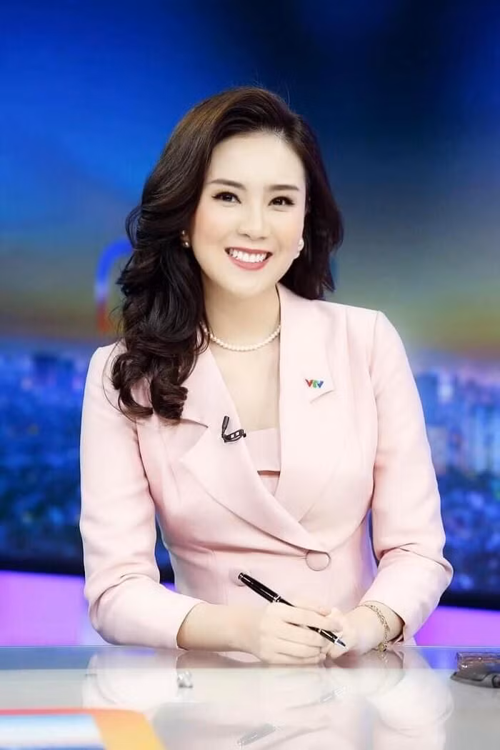 Mới đây trên trang cá nhân, người đẹp không giấu khỏi sự hạnh phúc khi bất ngờ nhận được quà từ chồng nhân dịp kỉ niệm 6 năm ngày cưới.