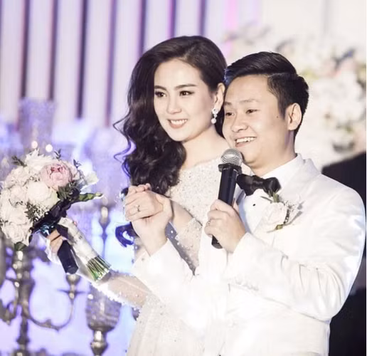 Mai Ngọc vui vẻ nói thêm: "Ngọc ơi! Dậy xem có cái gì này.... Mắt nhắm, mắt mở, đầu tóc te tua, hoa hồng ở khắp nơi, cảm ơn anh lúc nào cũng chu đáo và lãng mạn. 02/12/2016 - 02/12/2022".