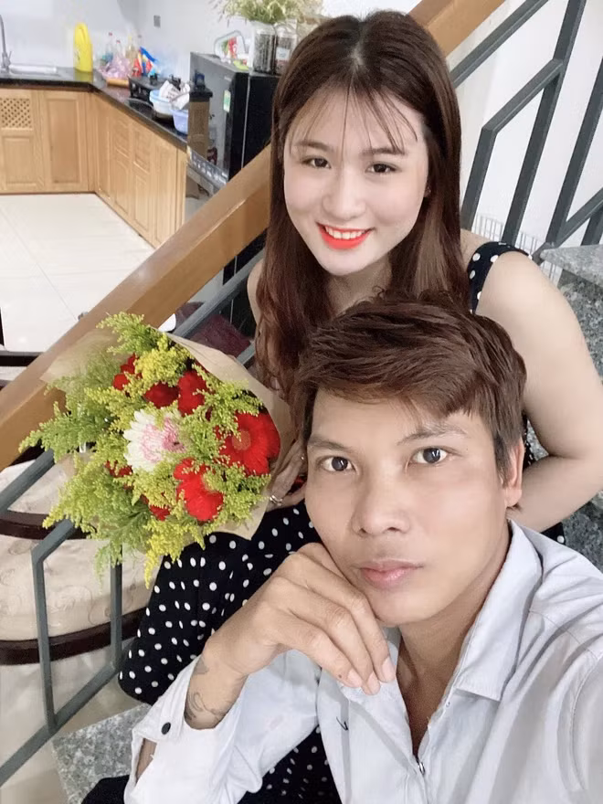 Trong đó, nhiều người cho rằng Kim Thủy không thật lòng yêu bạn trai, chỉ đang diễn để "ké fame" nổi tiếng. Bỏ qua lời gièm pha của dư luận, cả hai đã chứng minh tình cảm chân thành và có cái kết đẹp.