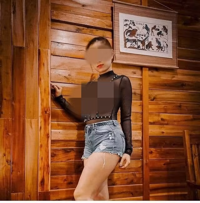 Việc chị C. liên tục thả rông lại mặc áo lưới xuyên thấu ra đường, chụp ảnh lưu niệm cùng chồng con làm ai cũng khó hiểu.