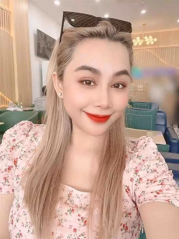 Gào tên thật là Vũ Phương Thanh từng là cây viết gây chú ý với những tiểu thuyết tình yêu giai đoạn đầu những năm 2010. Tuy nhiên, sau này, nữ nhà văn được nhớ đến nhiều hơn với những thị phi và một cuộc hôn nhân ồn ào.