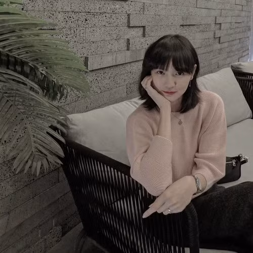 Không chỉ là nữ chính xuất hiện trong MV Chúng Ta Của Hiện Tại, Hải Tú còn đến tham dự sự kiện ra mắt bộ truyện Lạc Trôi của Sơn Tùng.