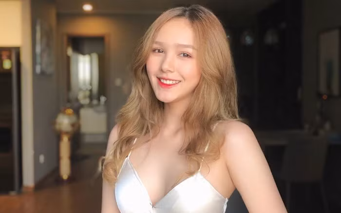 Tên tuổi của Xoài Non càng được quan tâm hơn khi kết đôi với Xemesis (sinh năm 1989) - nổi tiếng trong cộng đồng game với xuất thân giàu có.