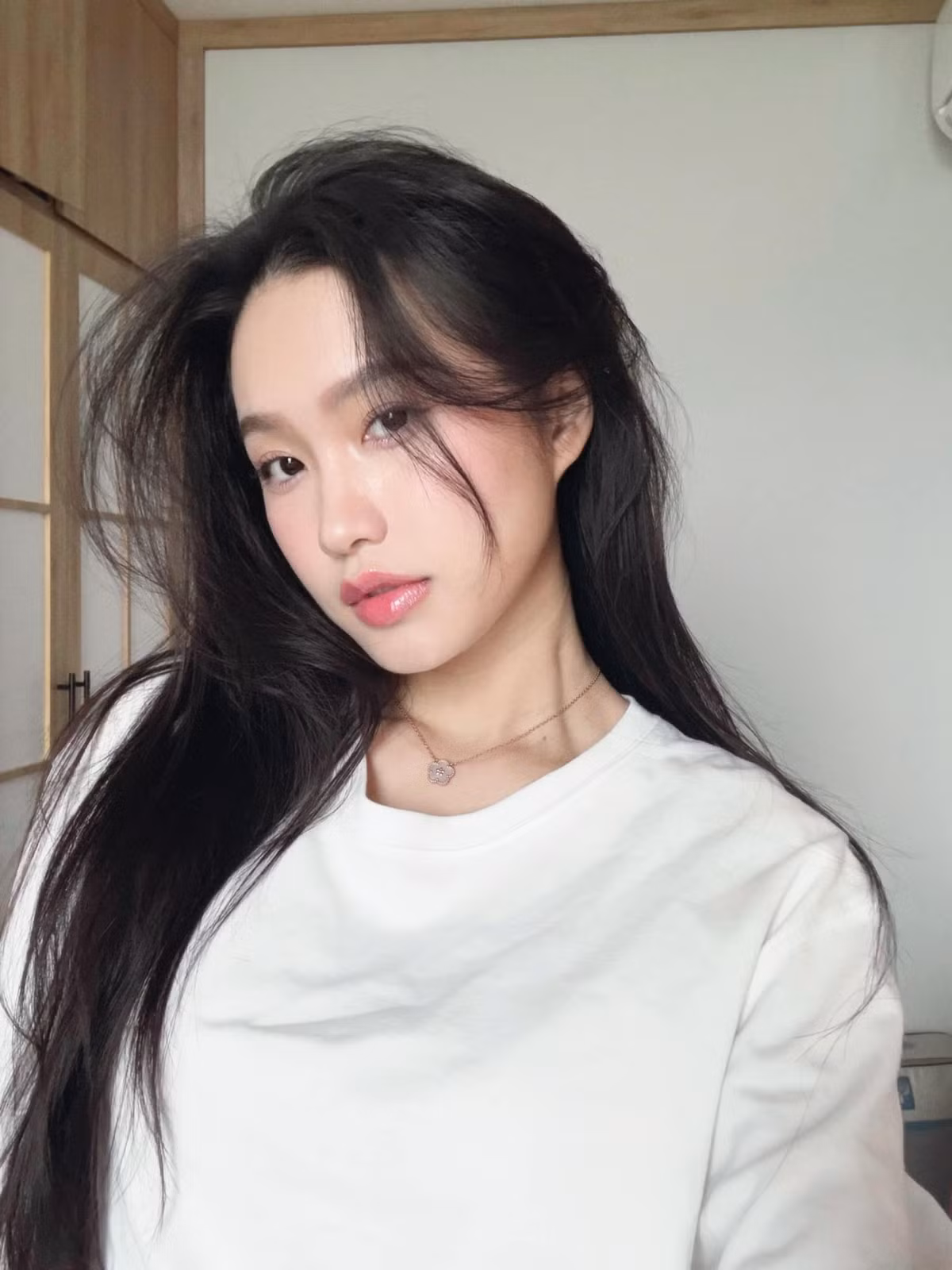 Trước màn tương tác hài hước của cặp vợ chồng trẻ, cư dân mạng tỏ ra thích thú và để lại bình luận trêu đùa: "Doãn Hải My kiểu: Tôi cũng không ngờ luôn", "Nhà đang yên ổn sao anh lại chơi lớn thế", "Muốn biết tướng phu thê là như nào thì nhìn hai vợ chồng"...