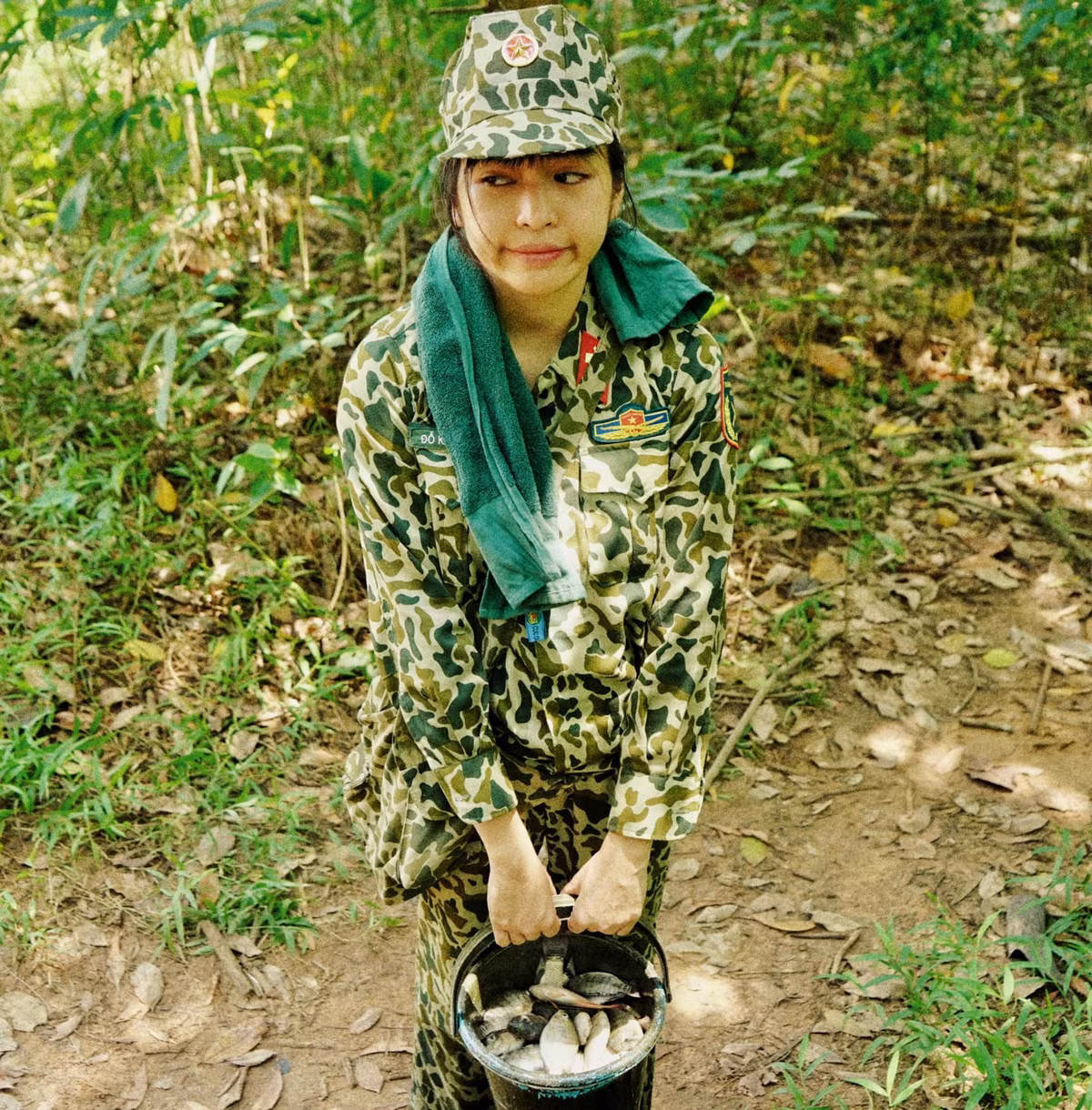 Cách đây chưa lâu, Khánh Vân từng tạo bão trên mạng xã hội khi tham gia chương trình "Sao Nhập Ngũ". Ở game trải nghiệm này, cô nàng hot girl Mắt Biếc nhận về nhiều ý kiến trái chiều như nũng nịu, không hợp tác với các bạn chơi.... sau những tập phát sóng.