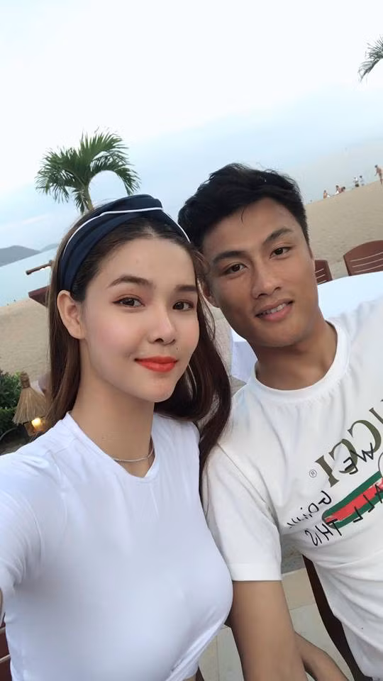 Chuyện tình cảm nhiều "sóng gió" của Mạc Hồng Quân và Kỳ Hân từng tốn nhiều giấy mực của báo chí. Nhưng sau tất cả, cặp trai tài - gái sắc này vẫn ở bên nhau và chia sẻ không ít những hình ảnh tình cảm.