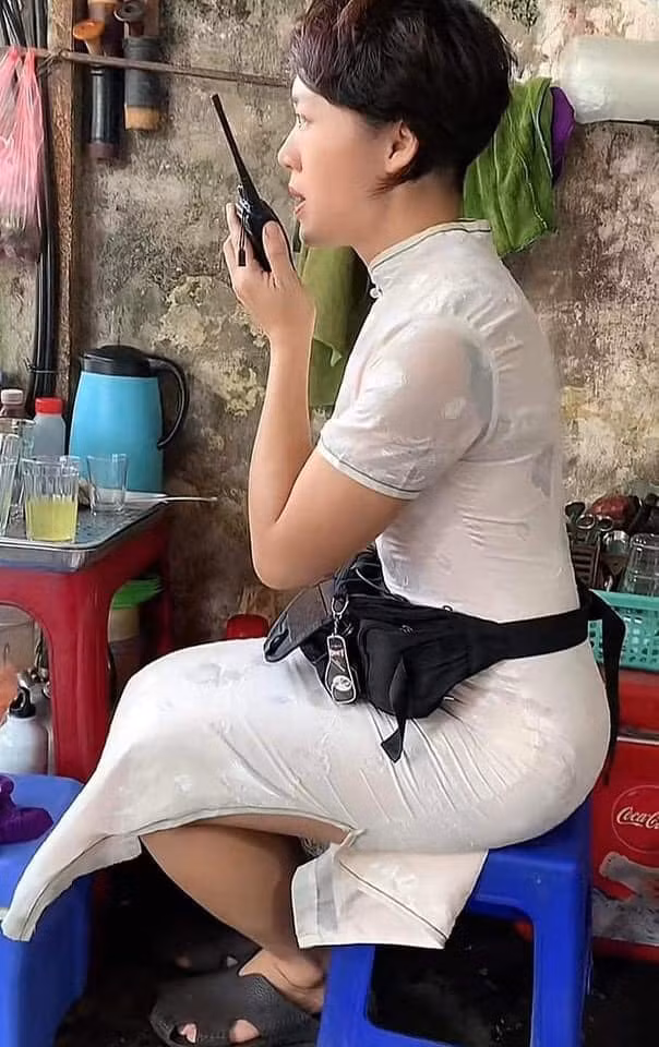 Trước đó, nhiều người biết đến chị Ly qua đoạn video "múa nước sôi" trên mạng xã hội. Mỗi lần rót nước cho khách, chị sẽ tráng cốc sạch 2 lượt bằng nước sôi để đảm bảo an toàn vệ sinh. Thói quen tốt này được chị duy trì suốt 10 năm qua, nhờ một câu nói của người lạ.