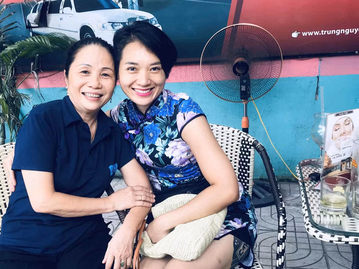 Một số người cho rằng việc làm của chị Ly là "tốn nước", "mất thời gian". Nhưng chị nói vì an toàn cho mọi người, vẫn duy trì tráng cốc, dần làm nên thương hiệu, nhờ đó có lượng khách ổn định.